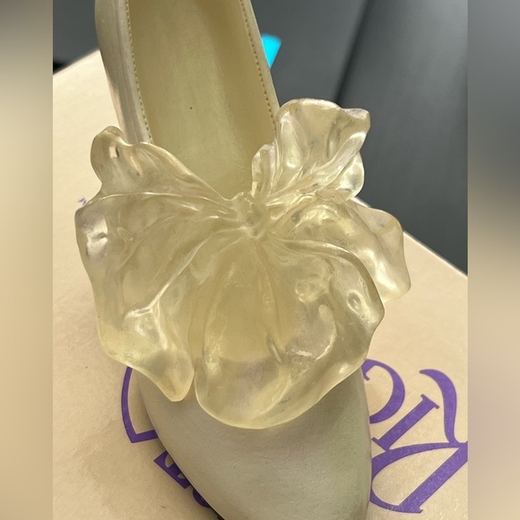 Just the Right Shoe Tying the Knot - Picture 4 of 9